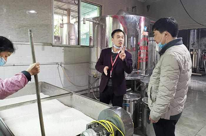 酒厂阿姨正在泡大米，唐老师为学员现场讲解摊晾蒸煮酿酒设备700