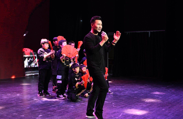 12著名青年男高音歌唱家刘和刚演唱歌曲《父亲》和《最美中国人