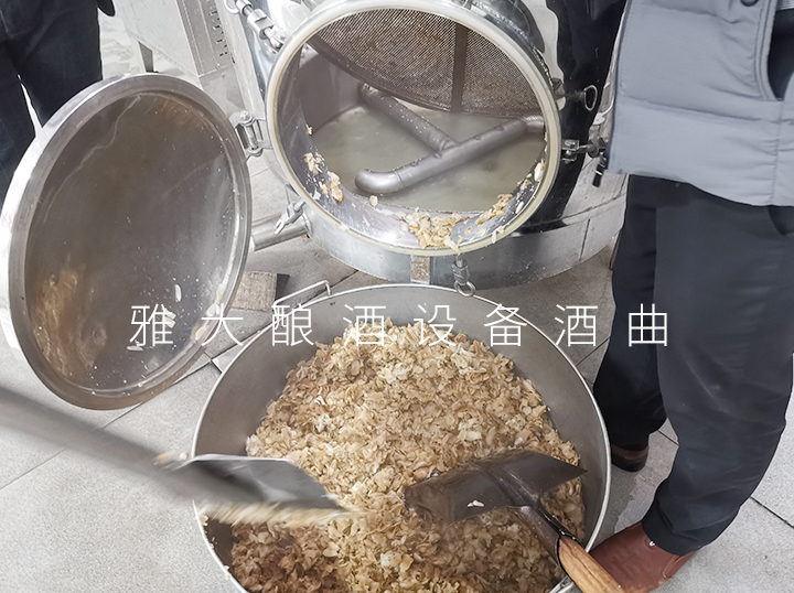 3.19用雅大蒸酒设备将百合蒸好