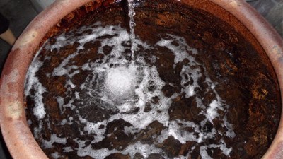 蒸馏酿酒设备：存过酒的陶缸闻起来有股臭味，哪里出问题了？