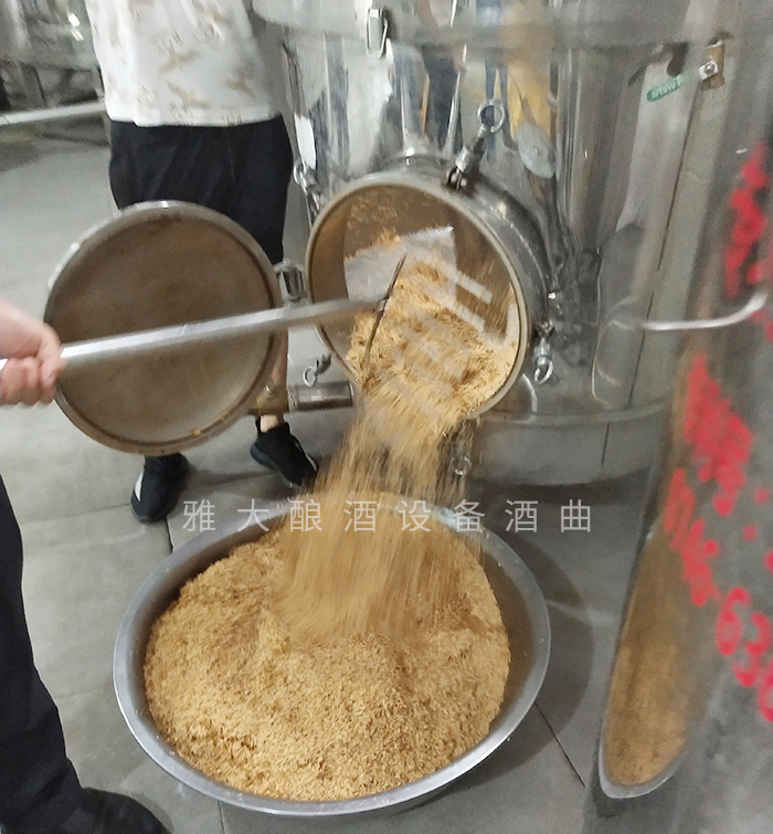 7.24玉米酿酒技术-蒋清蒸后的稻壳取出