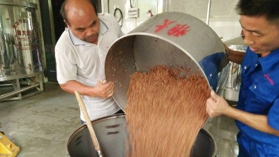 小型蒸酒设备蒸酒是酿酒的重要操作，更是扫除苦味的关键步骤