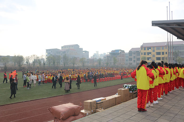 五里堆小学全体师生在操场集合