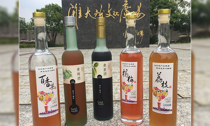 12.3雅大学员酿造的特色果酒