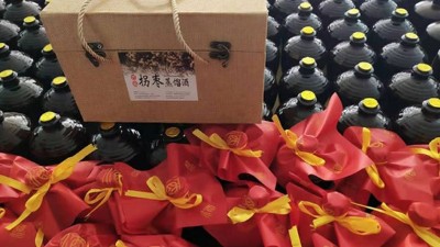 农村老汉用山间野果结合现代制酒设备做酒，30元/斤还不愁卖
